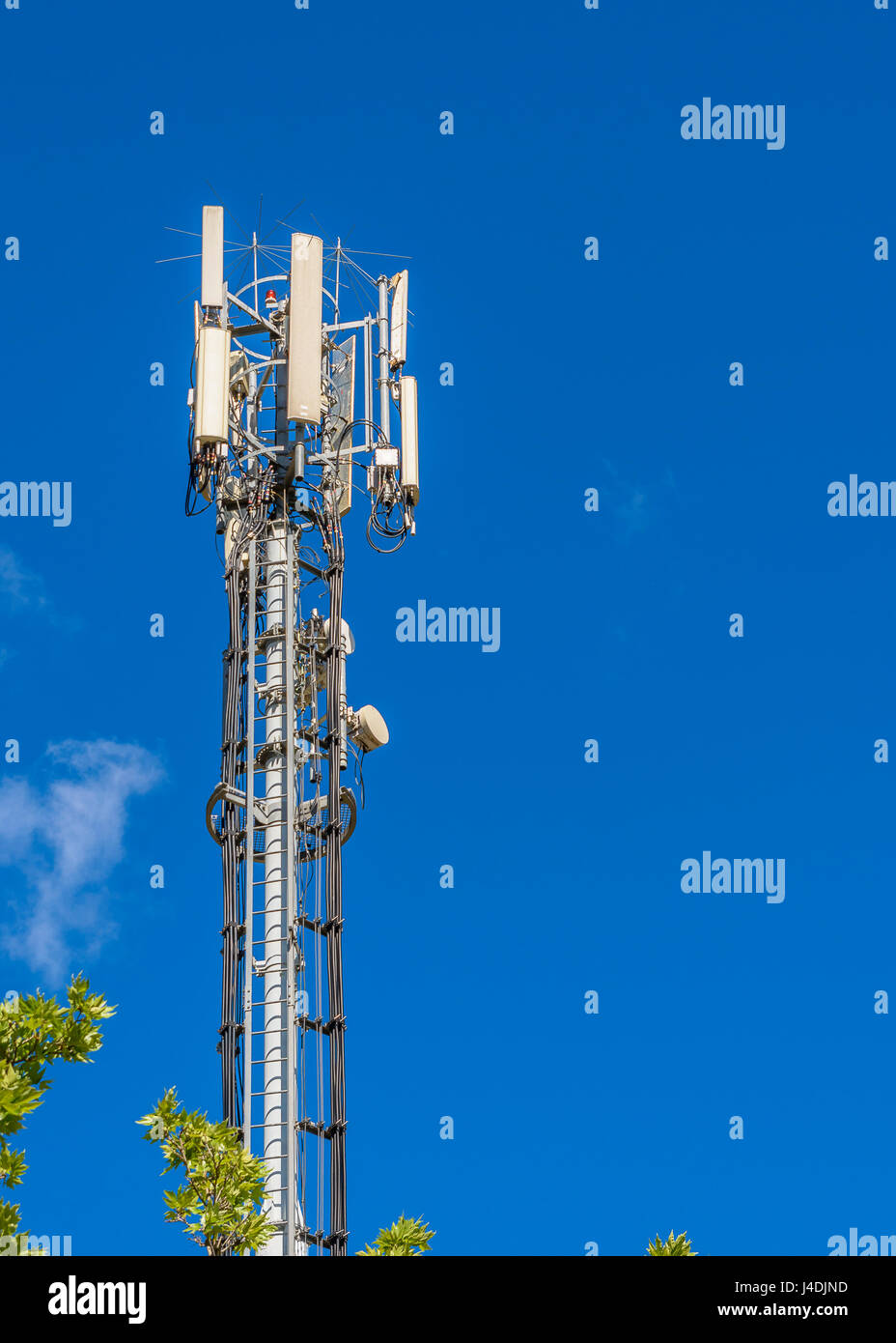 Telefonie-Antenne mit blauem Himmelshintergrund Stockfoto