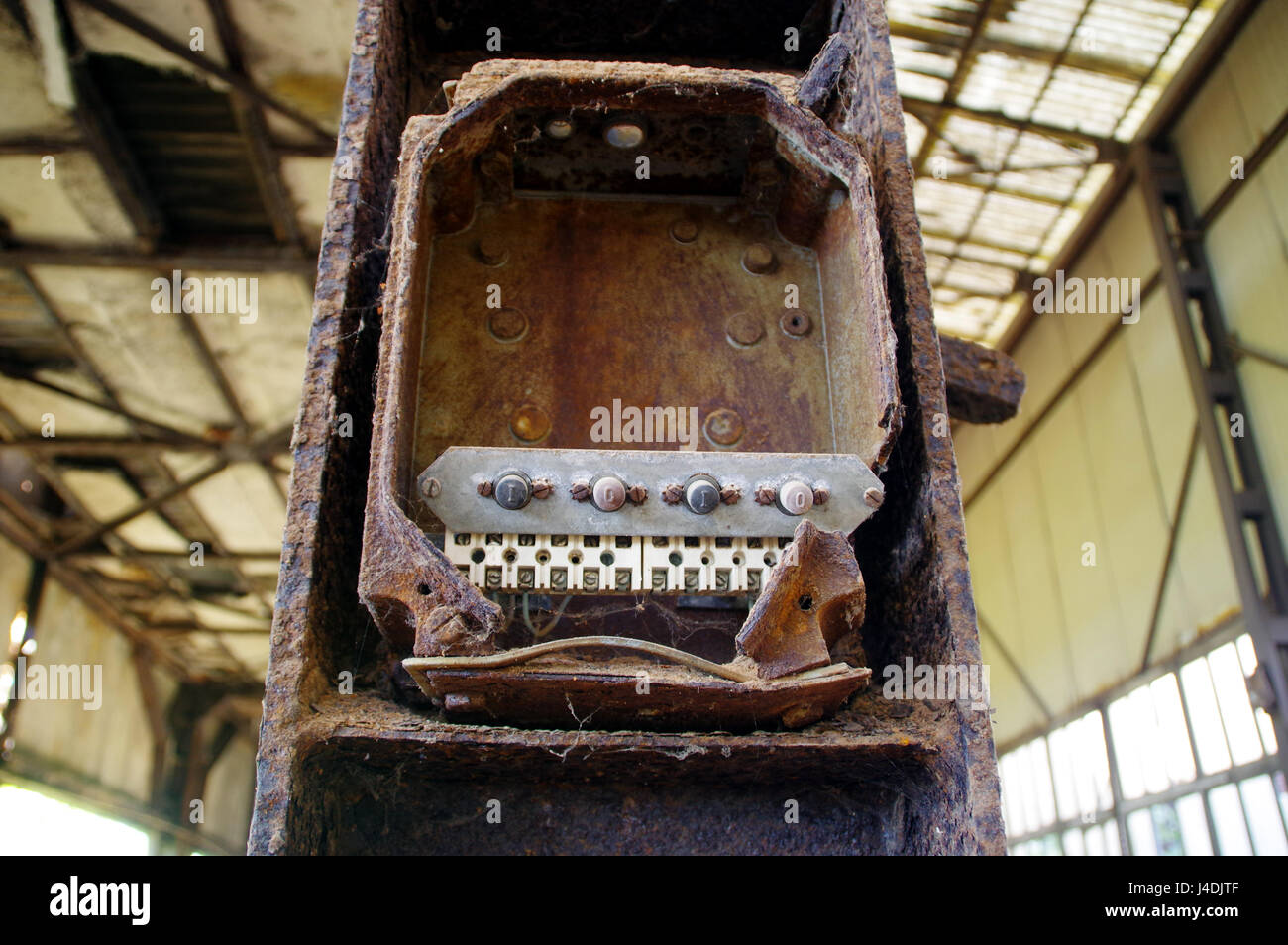 Alte braune rostige Schalter im Schaltschrank, Ruinen der Fabrik Stockfoto