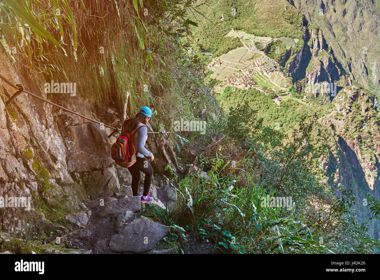Junge Frau in Machu Picchu Trail gehen. Berühmte Trail-Pfad in Peru Stockfoto