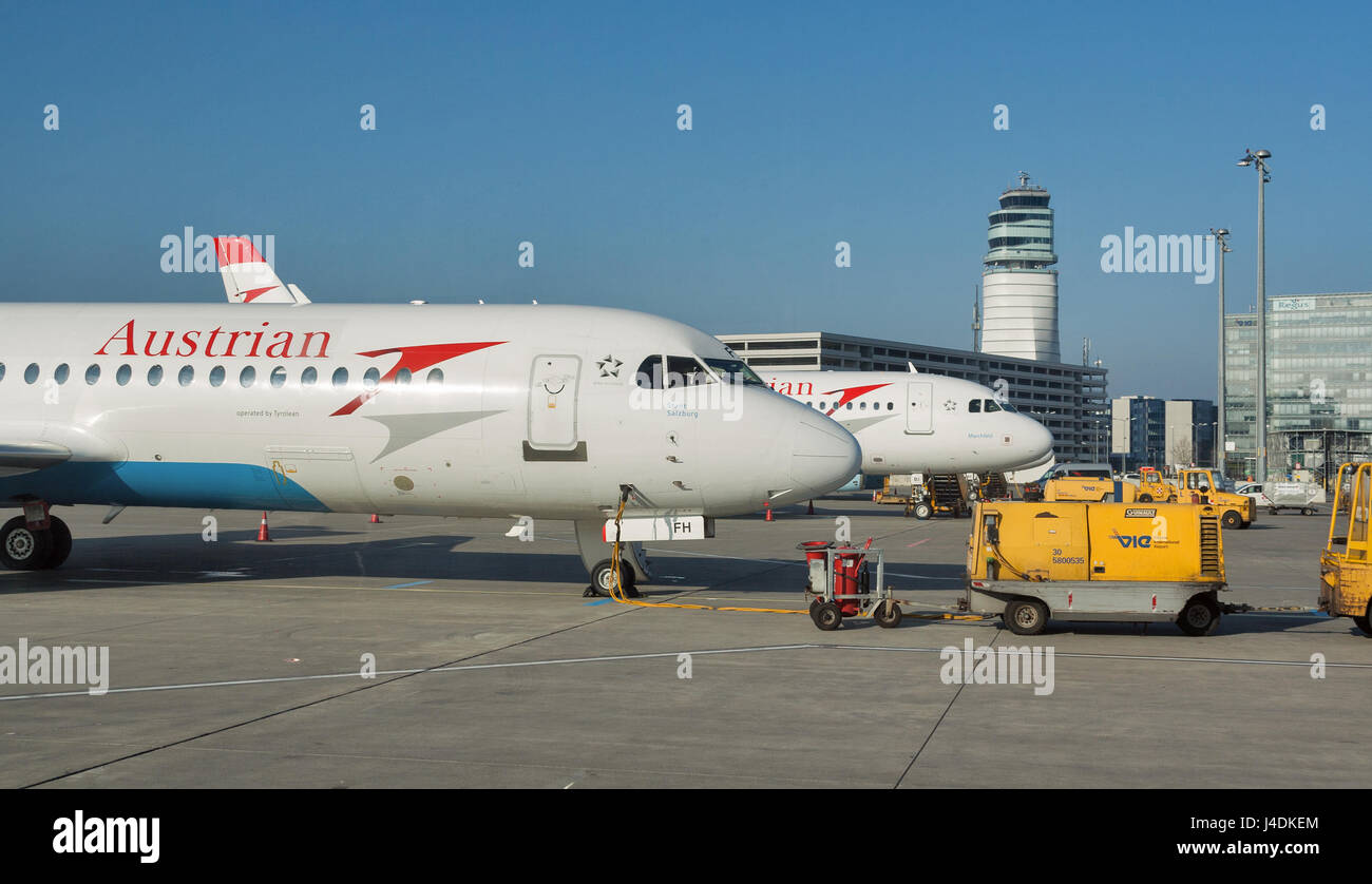 Wien, Österreich - 12. Februar 2015: Flugzeuge von Austrian Airlines in Wien-Schwechat geparkt. Es ist der größte Flughafen von Countrys es Ser Stockfoto