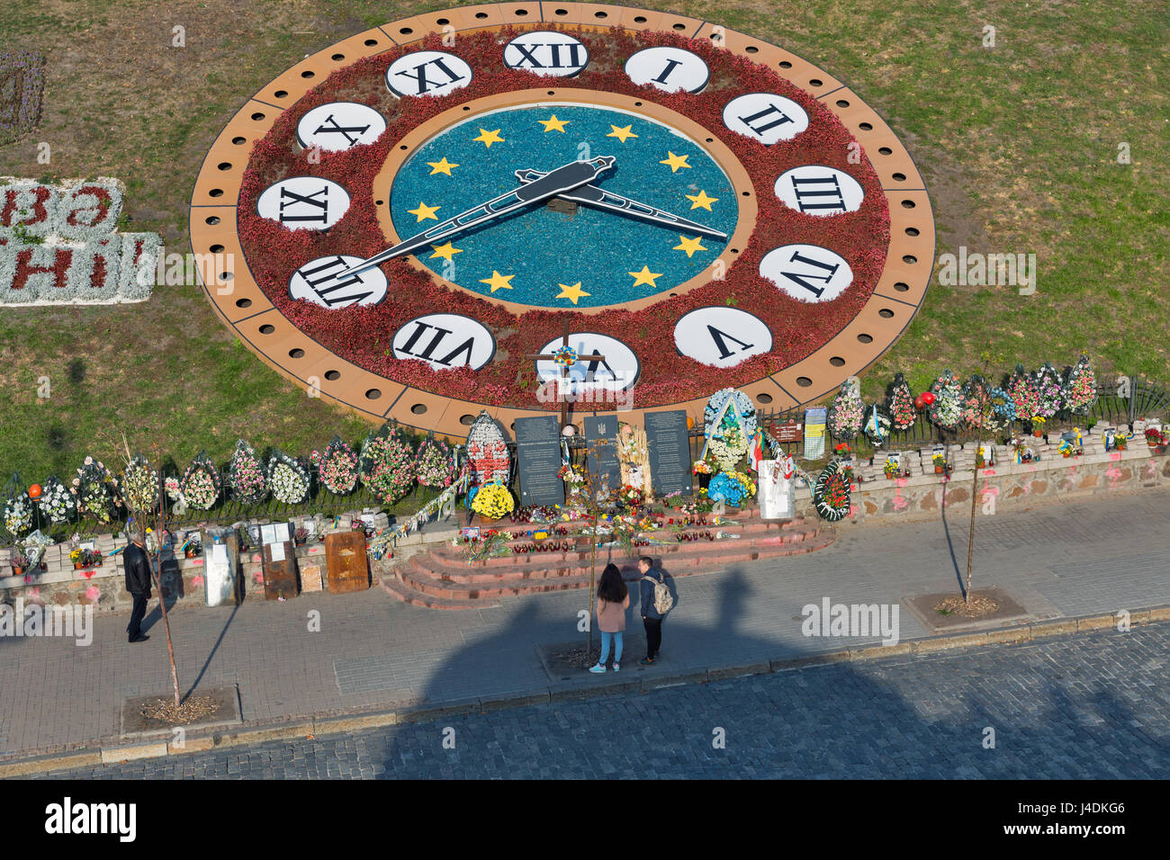 Kiew, UKRAINE - 16. Oktober 2015: Unbekannte Menschen besuchen Gedenkstätte an die hundert Himmel Helden, Opfer von Anti-Präsident und Anti-Regierungs-pr Stockfoto