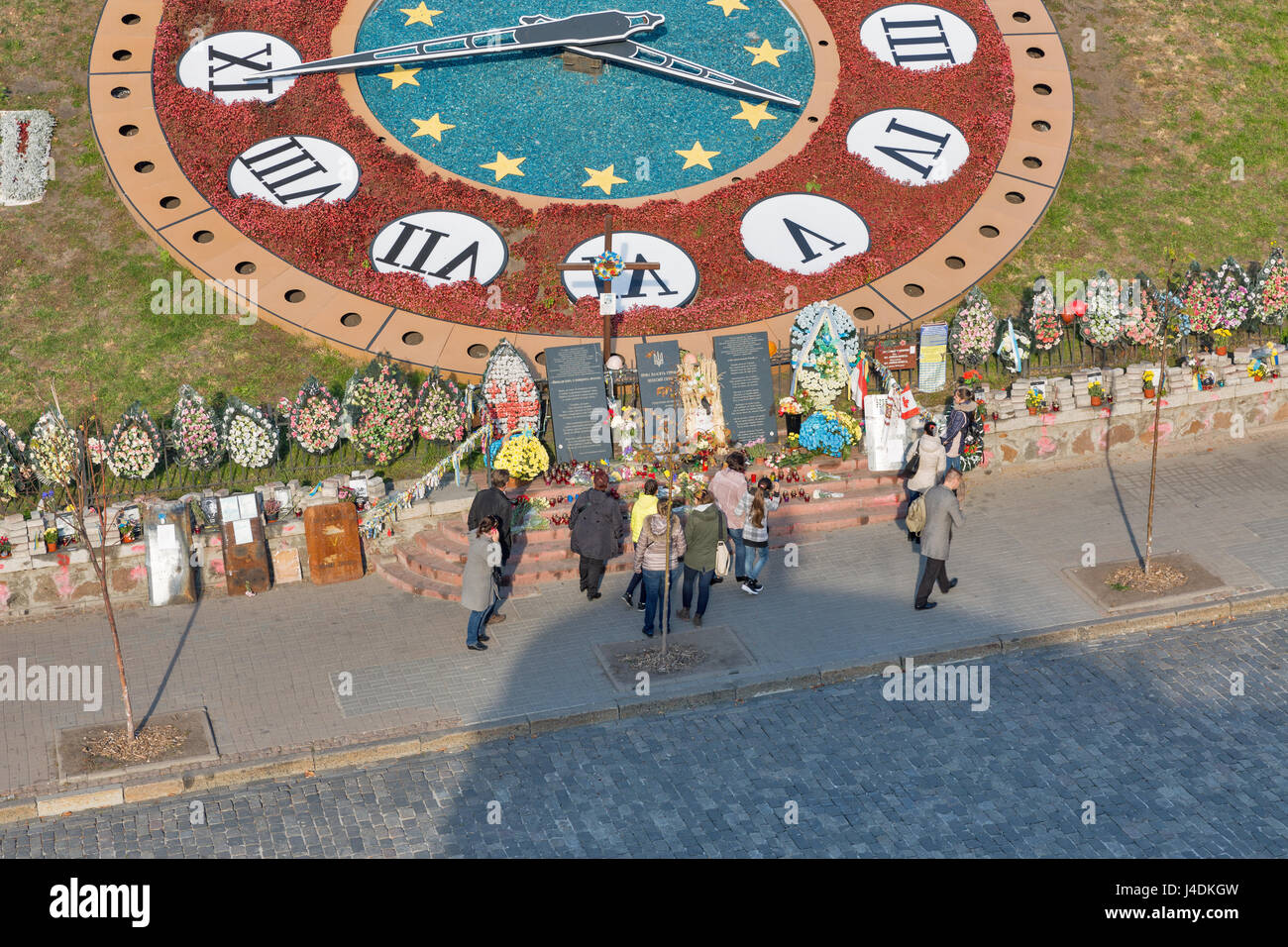 Kiew, UKRAINE - 16. Oktober 2015: Unbekannte Menschen besuchen Gedenkstätte an die hundert Himmel Helden, Opfer von Anti-Präsident und Anti-Regierungs-pr Stockfoto
