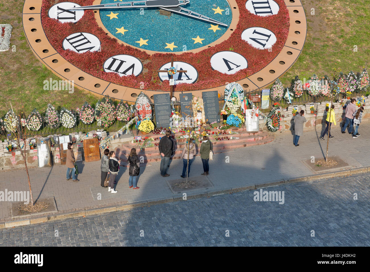 Kiew, UKRAINE - 16. Oktober 2015: Unbekannte Menschen besuchen Gedenkstätte an die hundert Himmel Helden, Opfer von Anti-Präsident und Anti-Regierungs-pr Stockfoto
