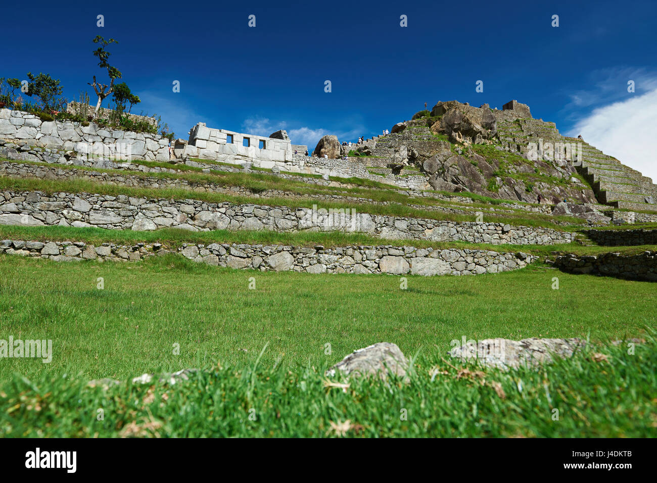 Machu Picchu Ruinen auf Sommer sonnigen blauen Himmelshintergrund Stockfoto