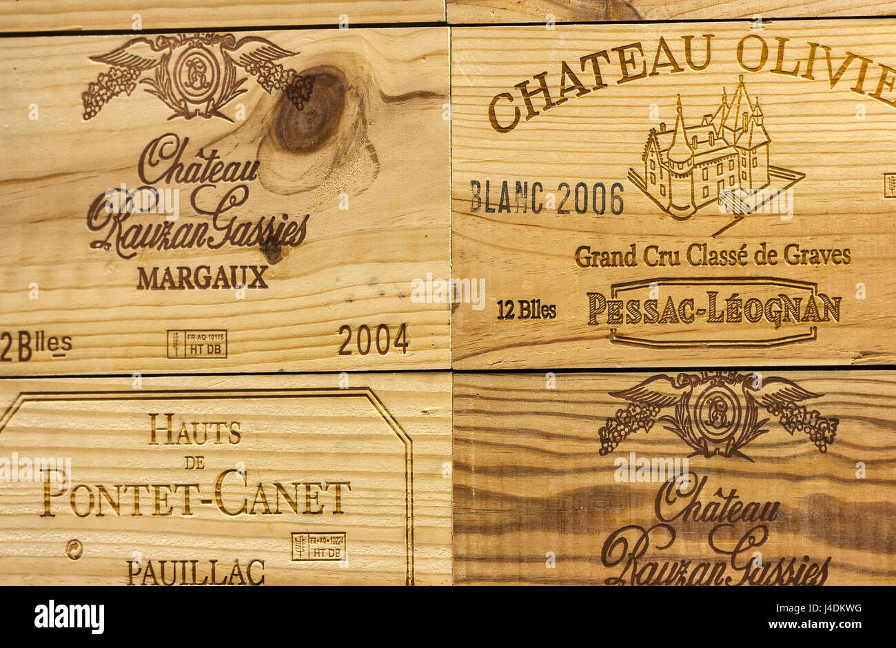 Kiew, UKRAINE - 8. August 2014: Logo des berühmten französischen Weinguts Château Olivier und andere auf hölzerne Weinkisten Closeup. Es ist ein Bordeaux Stockfoto