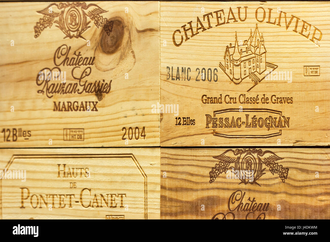 Kiew, UKRAINE - 8. August 2014: Logo des berühmten französischen Weinguts Château Olivier und andere auf hölzerne Weinkisten Closeup. Es ist ein Bordeaux Stockfoto