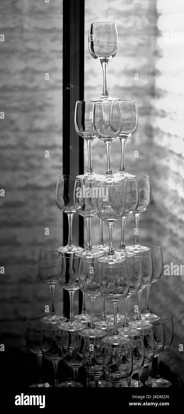 Schönen Turm von Gläsern der schwarz-weiß Fotografie Stockfoto