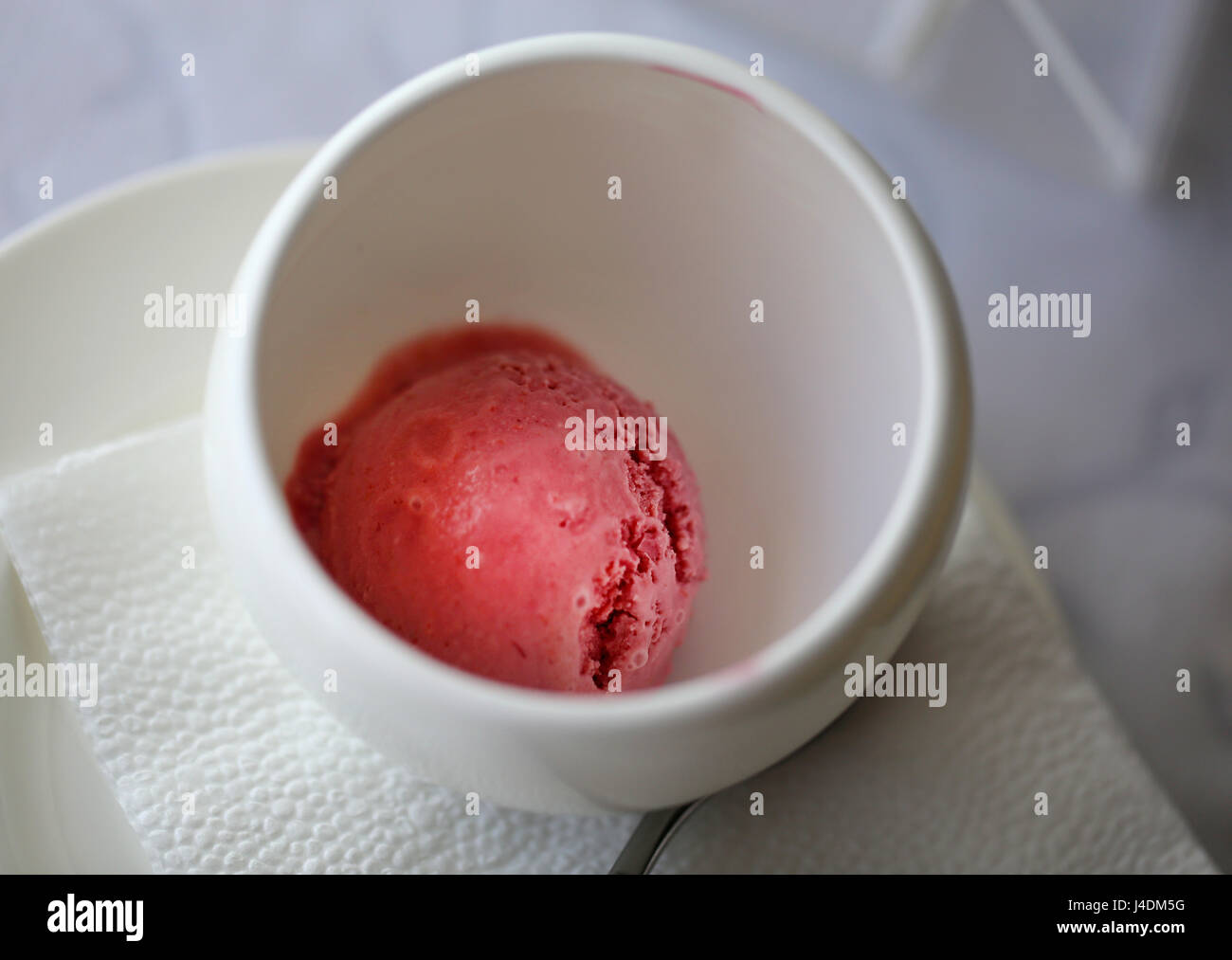 Leckere Rosa Eis in einem schönen weißen Teller Stockfoto