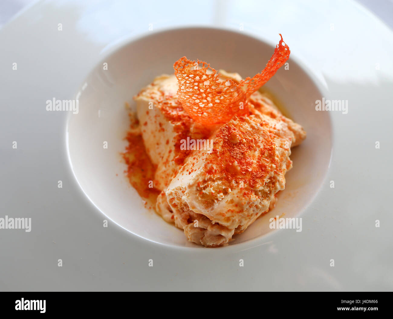 Ein leckeres Dessert mit Früchten Marakuya und Karotten in einem weißen Teller Stockfoto