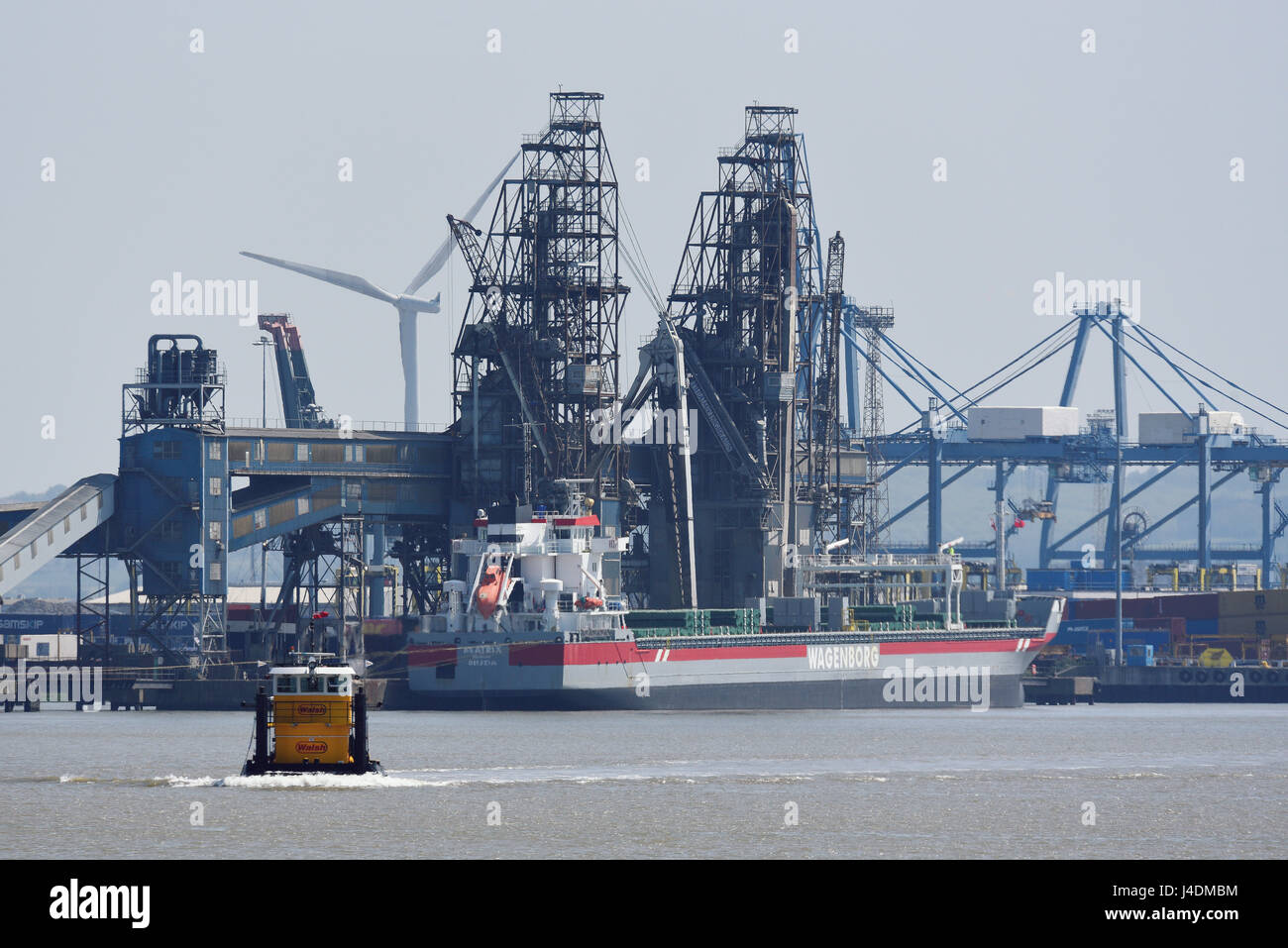Tilbury Docks, an der Themse in Essex, mit Kränen, Frachtschiff und Schlepper. PACECO España Krane Stockfoto