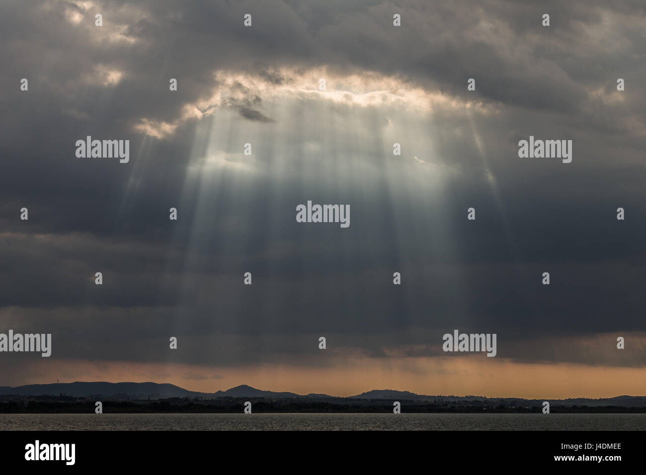 Sonnenstrahlen über den See Stockfoto