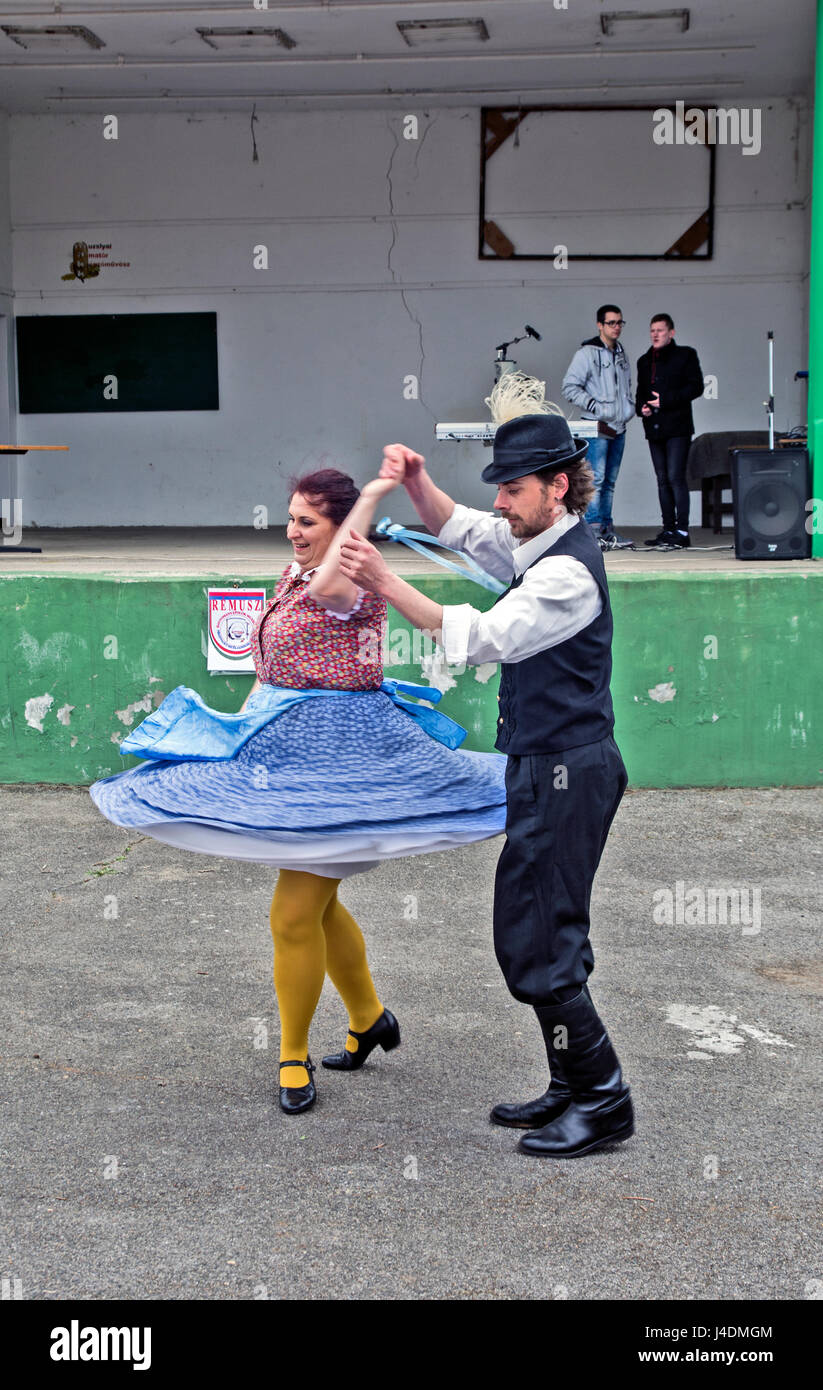 Mužlja - Zrenjanin, Serbien, 22. April 2017. Ungarischer Tanz als ein Vorspiel zu dem Ereignis "Ungarn traditionelle Ehe." Stockfoto