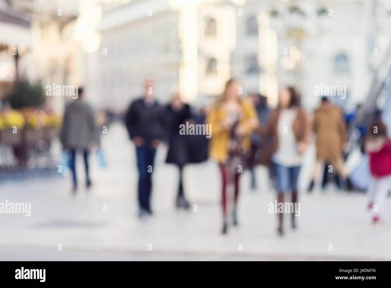 Unschärfe abstrakten Menschen Hintergrund, unkenntlich Silhouetten von Menschen zu Fuß auf einer Straße Stockfoto