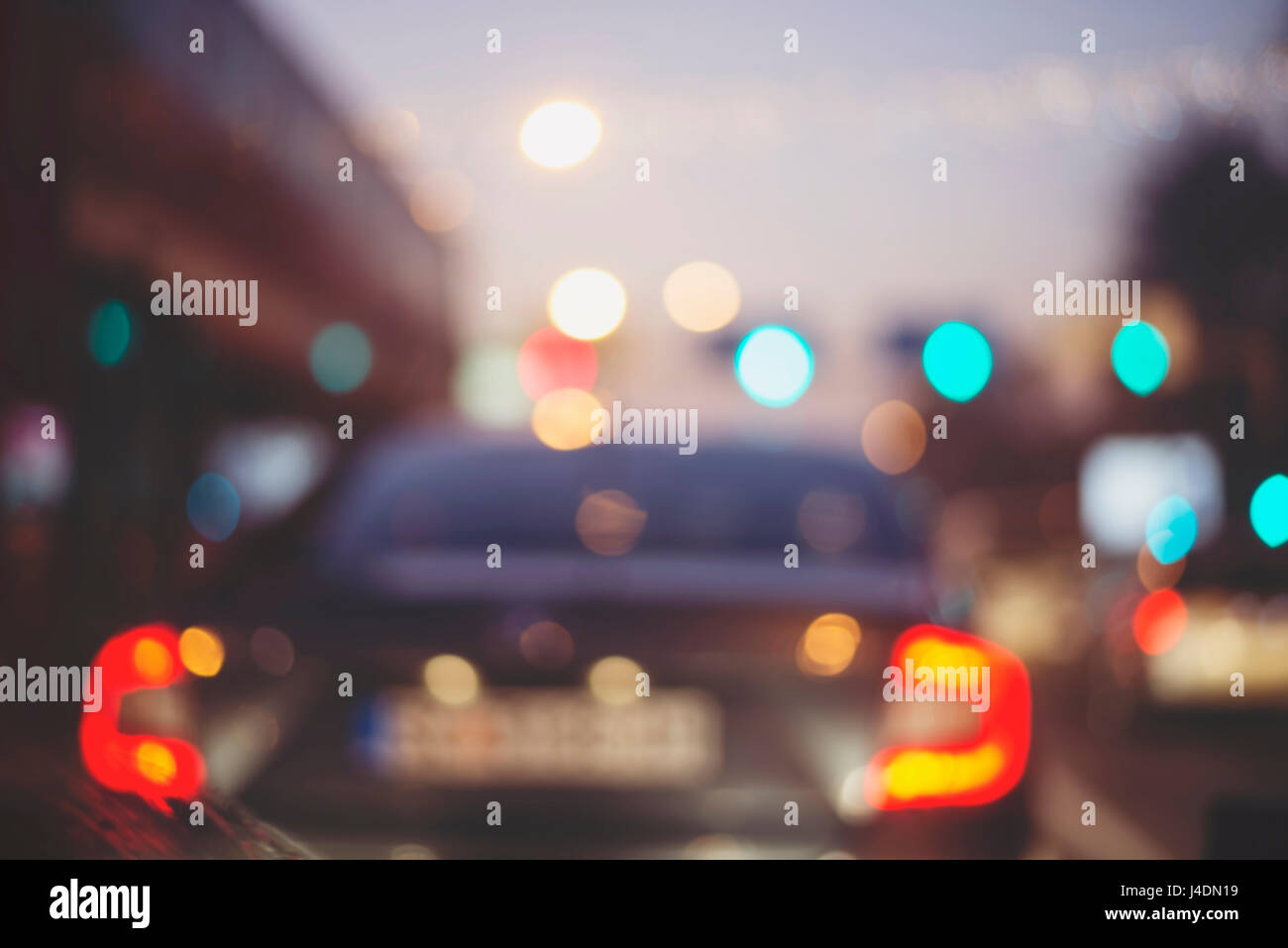 schöner Hintergrund der Bokeh-Lichter in der Nacht mit dem Auto unterwegs Stockfoto