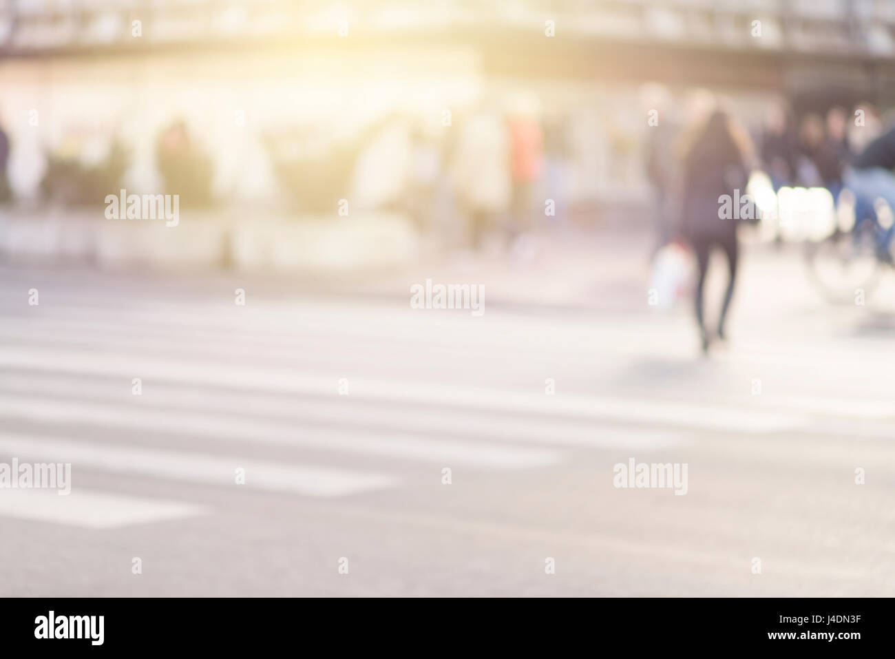 Unschärfe abstrakten Menschen Hintergrund, unkenntlich Silhouetten von Menschen zu Fuß auf einer Straße Stockfoto