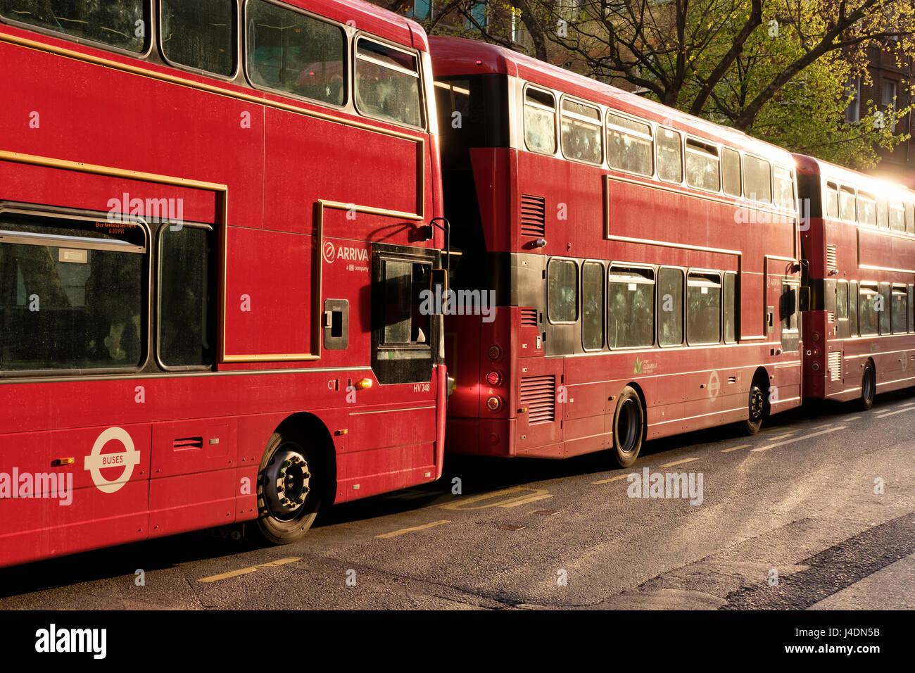 Drei roten Londoner Busse im Straßenverkehr, London, England Stockfoto