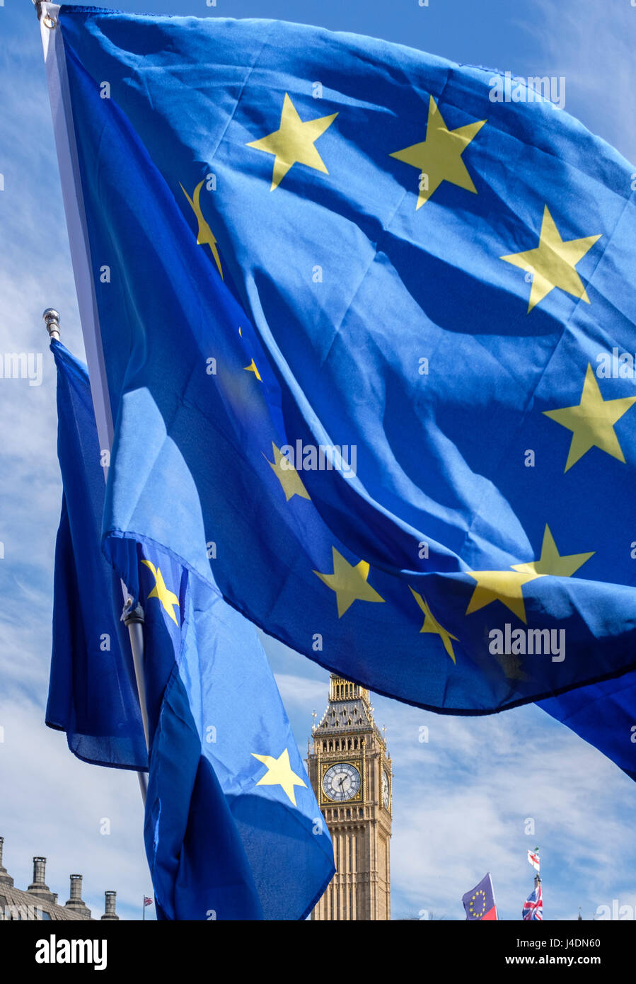 Anti-Brexit Demonstration, Parliament Square, London, europäische Fahnen und der Big Ben im Hintergrund Stockfoto