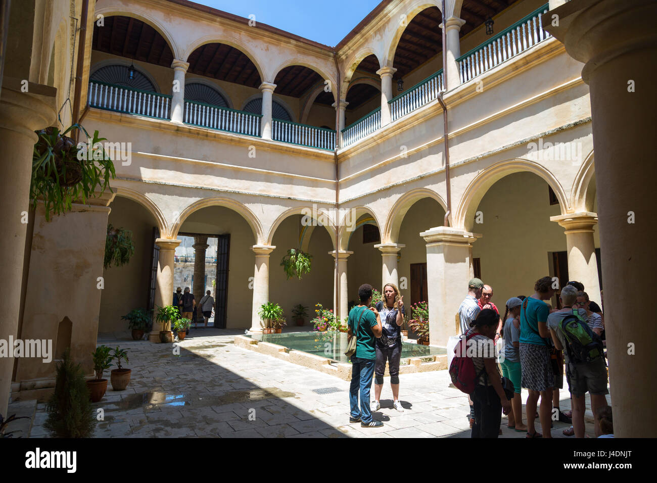 Touristen auf der Straße in Havanna, Kuba Stockfoto
