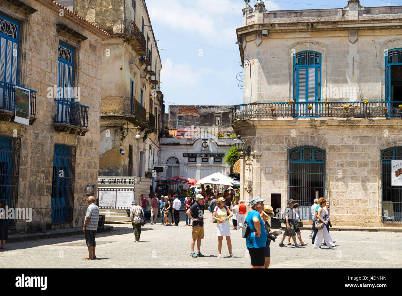 Touristen auf der Straße in Havanna, Kuba Stockfoto