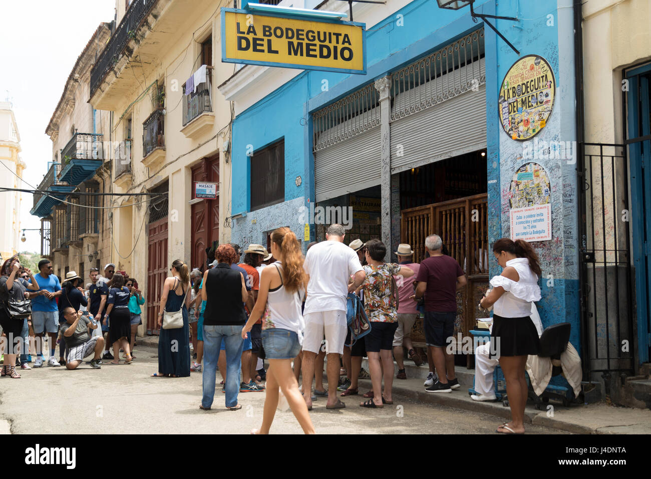 Bodeguita del Medio Bar voller Menschen in Havanna, Kuba Stockfoto