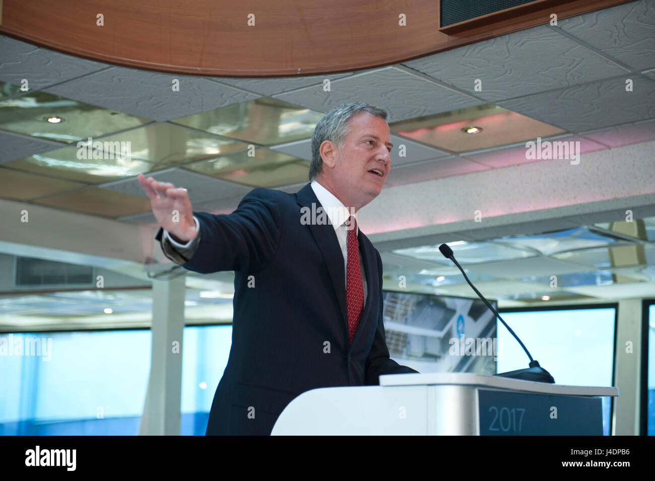New Yorks Bürgermeister Bill de Blasio reden, das Waterfront Bündnis Jahreskonferenz der Stadt neue Fährensystem. 10. Mai 2017 Stockfoto