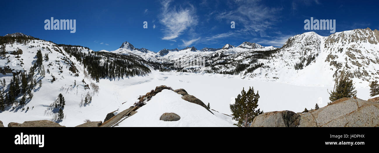 Panorama über den zugefrorenen und verschneiten Süden See in den Schnee bedeckt die Berge der Sierra Nevada Stockfoto