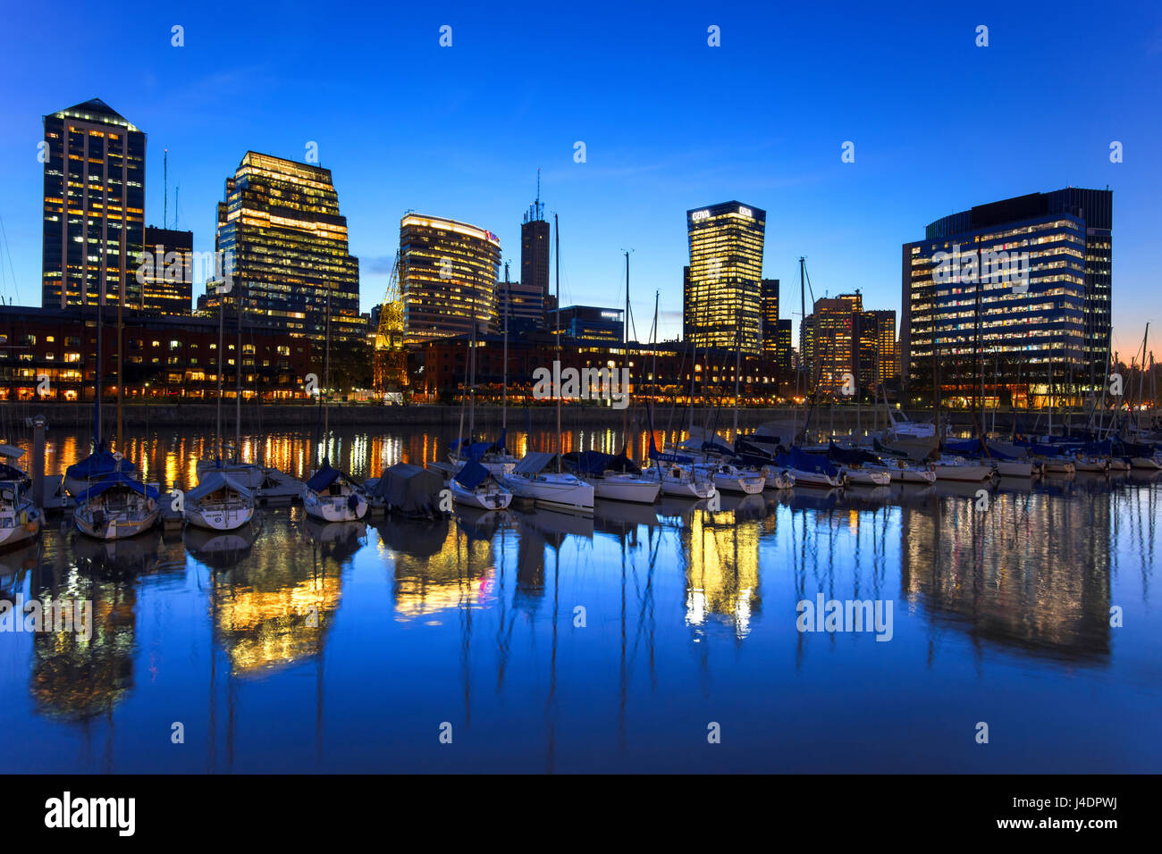 Blaue Stunde in Puerto Madero. Buenos Aires, Argentinien. Stockfoto