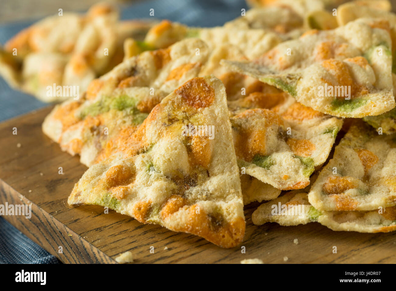 Rohe Bio Kichererbsen Chips mit Salz und Pfeffer Stockfoto