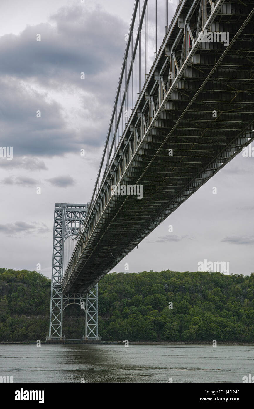 Unterseite der George Washington Brücke an bewölkten Tag - Hudson River Park in Manhattan, New York City Stockfoto