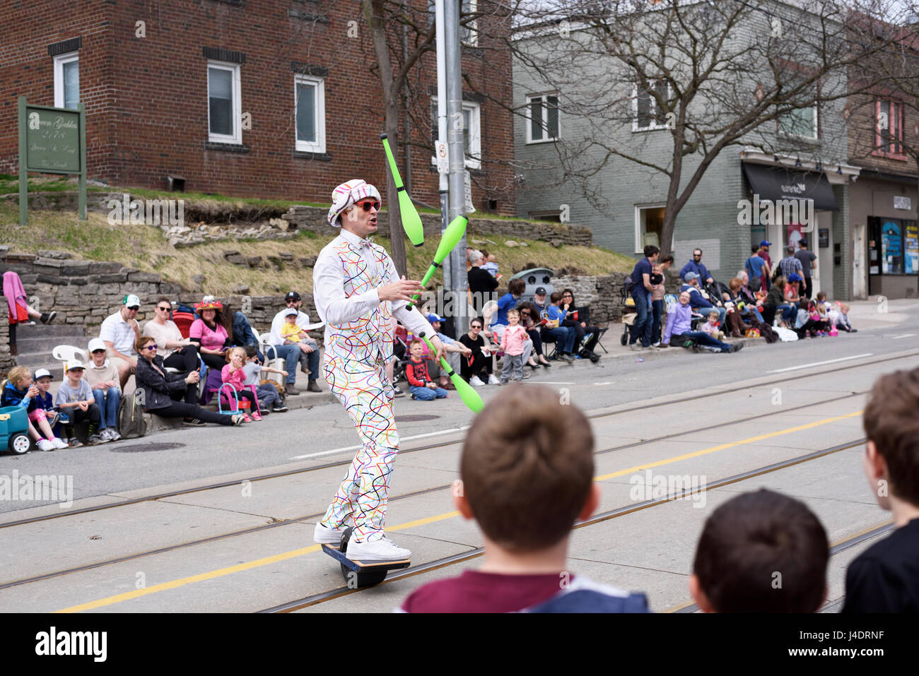 ein Jongleur führt an den Stränden Easter Parade 2017 auf Queen St. East Stockfoto