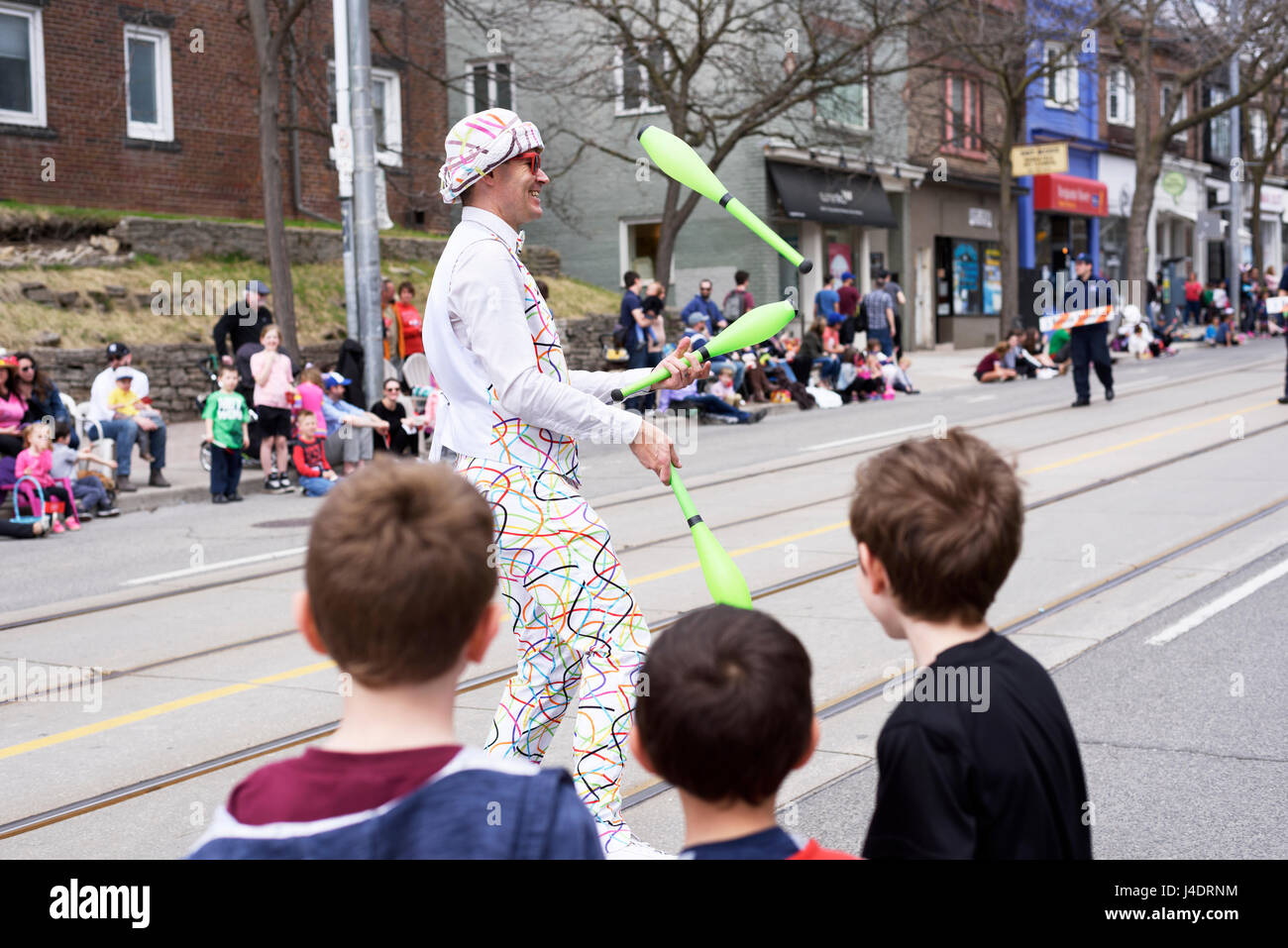 ein Jongleur führt an den Stränden Easter Parade 2017 auf Queen St. East Stockfoto ein Jongleur führt an den Stränden Easter Parade 2017 auf Queen St. East Stockfoto