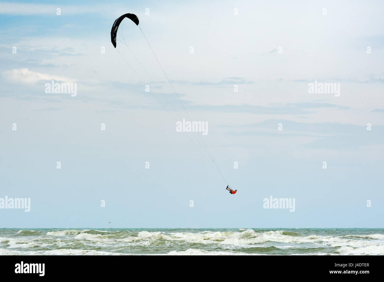 Kitesurfer fliegen hoch über den Wellen in St. Augustine, Florida, USA. Stockfoto