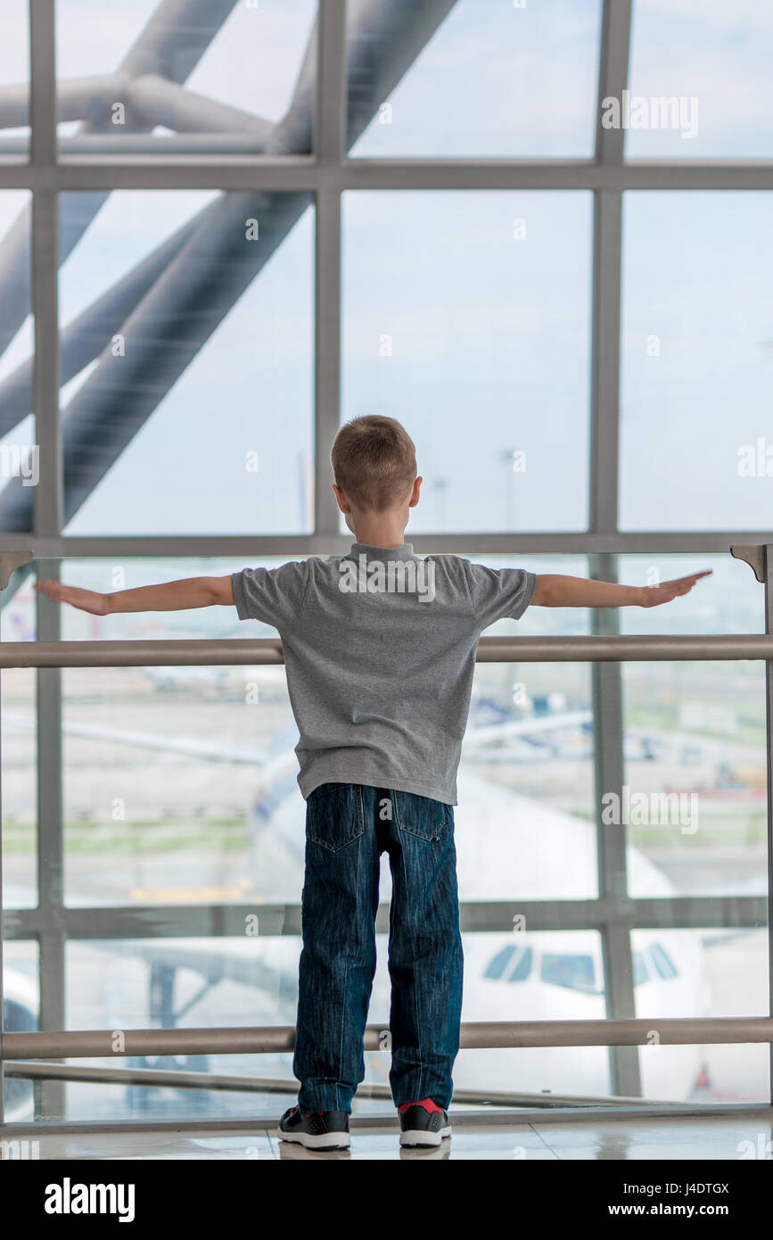 Junge fliegt mit einem Flugzeug auf dem Flughafen, die Träume der Kinder Stockfoto