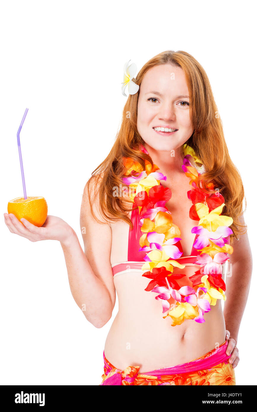 Rothaarige junge Mädchen mit einem Glas cocktail in Hawaii Lei und Bikini isoliert Stockfoto