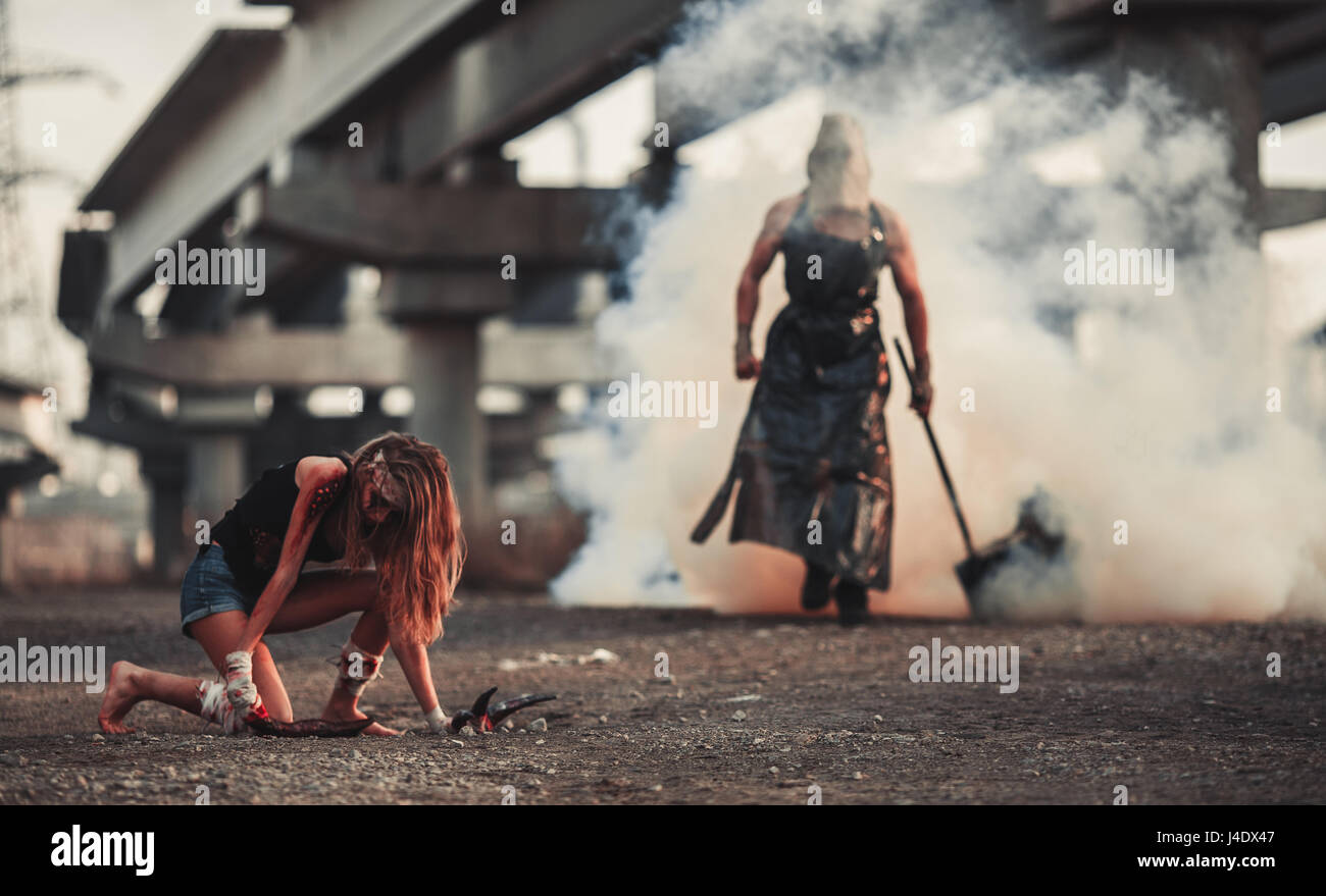 Schlacht von zwei Mutanten. Mutant mit Hammer geht an Mädchen Mutant