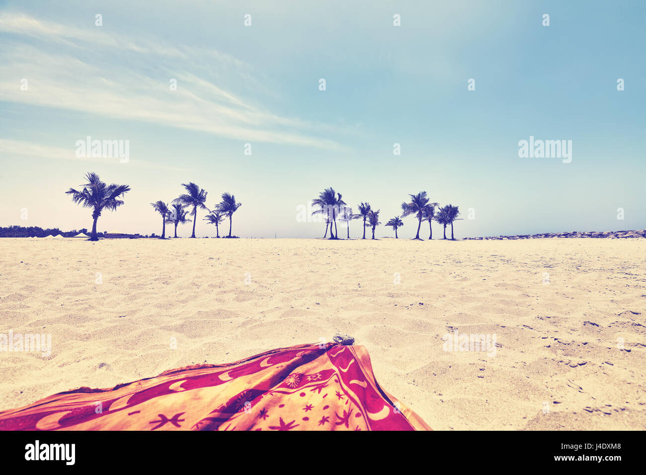 Vintage getönten Bild von einem Strand, Sommer Urlaub Konzept, Fokus auf Palmen. Stockfoto