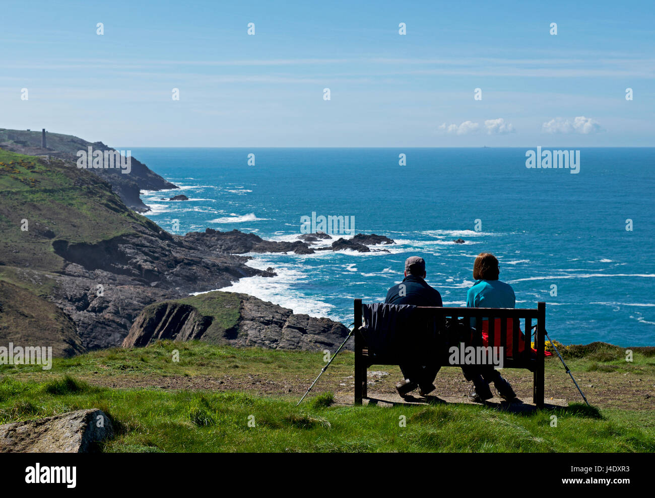 Paar sitzt auf der Bank aus, zum Meer, Penwith, Cornwall, England, Großbritannien Stockfoto