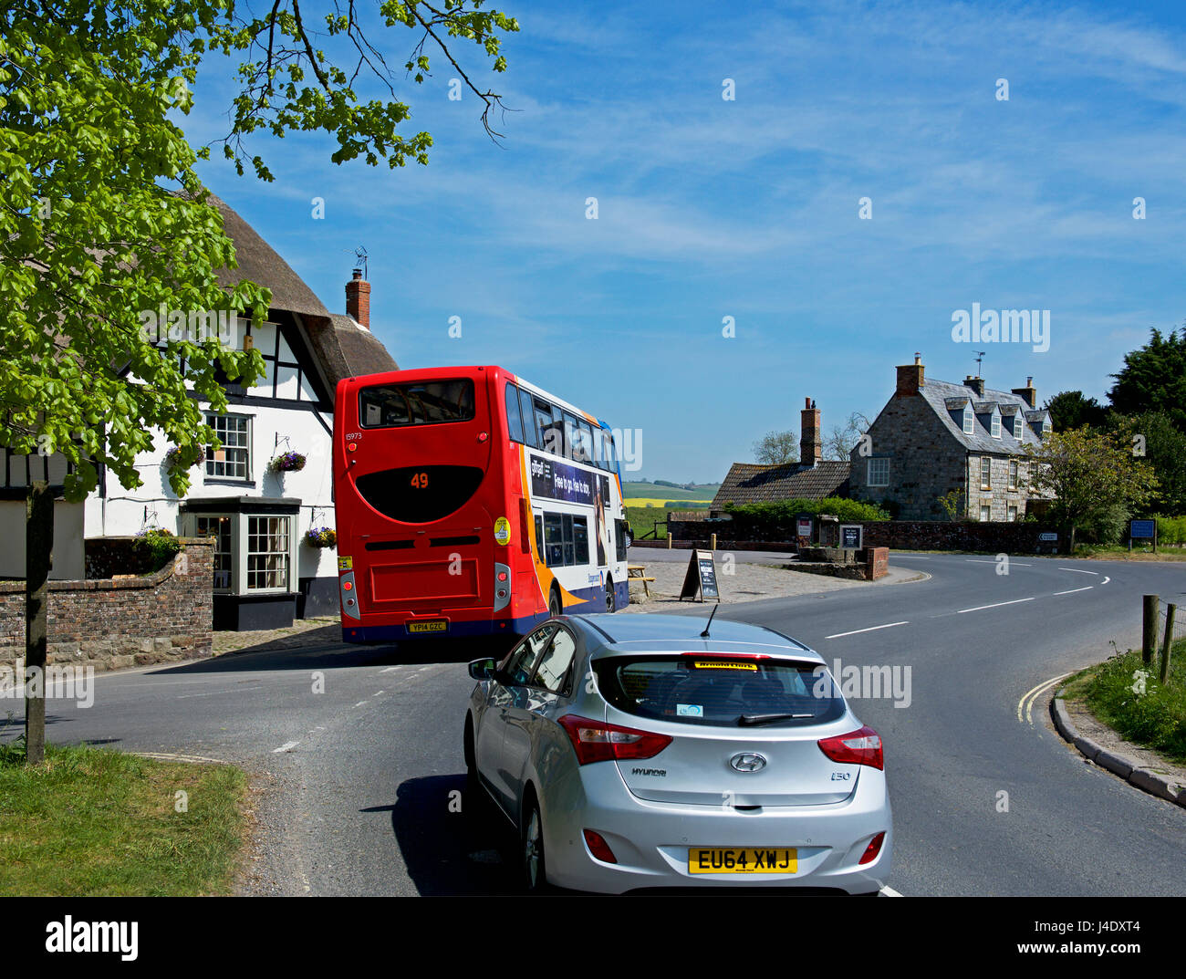 Bus und Auto in Avebury, Wiltshire, England Großbritannien Stockfoto