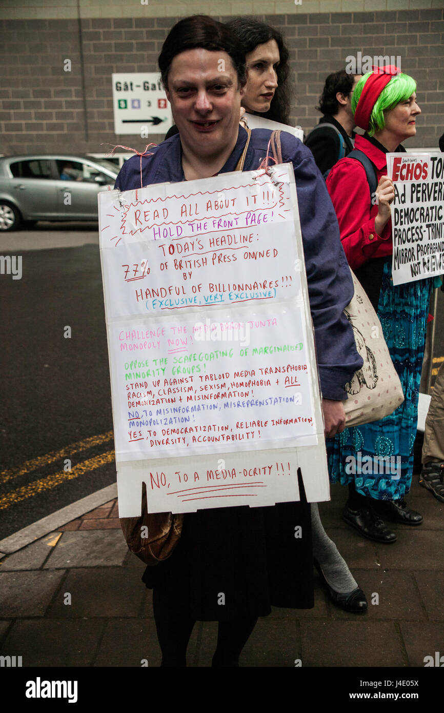 Cardiff, UK. 11. Mai 2017. Protest gegen das South Wales Echo, einer lokalen Zeitung für den Betrieb vor kurzem einer ganzseitige Anzeige auf der Titelseite mit der Aufforderung an Menschen für Theresa May und die Konservativen stimmen. Taz Rahman/Alamy Live-Nachrichten Stockfoto