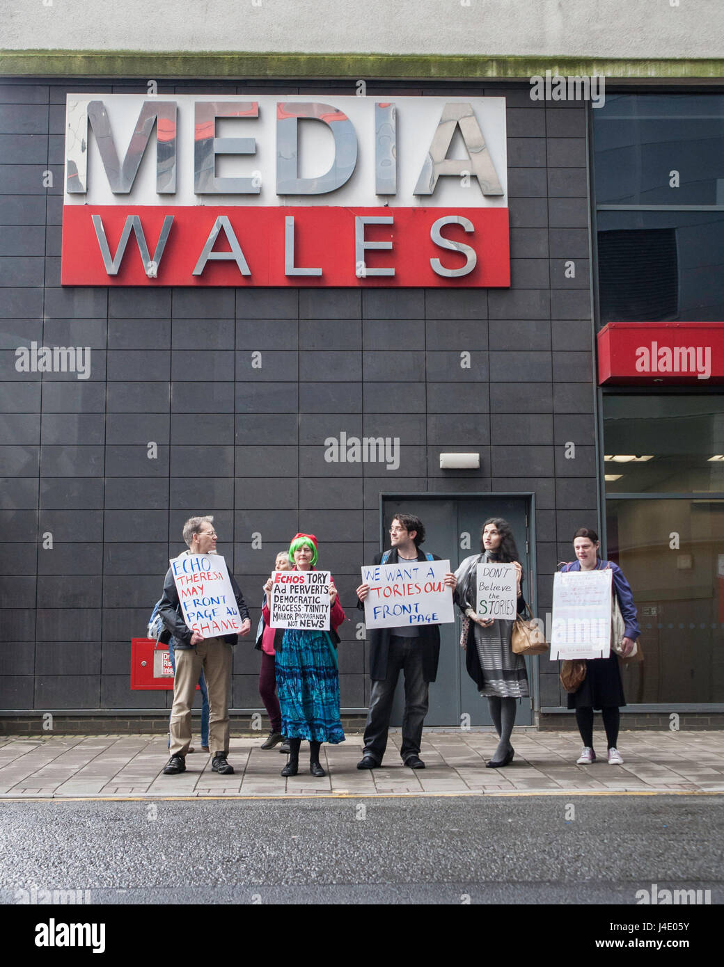 Cardiff, UK. 11. Mai 2017. Protest gegen das South Wales Echo, einer lokalen Zeitung für den Betrieb vor kurzem einer ganzseitige Anzeige auf der Titelseite mit der Aufforderung an Menschen für Theresa May und die Konservativen stimmen. Taz Rahman/Alamy Live-Nachrichten Stockfoto