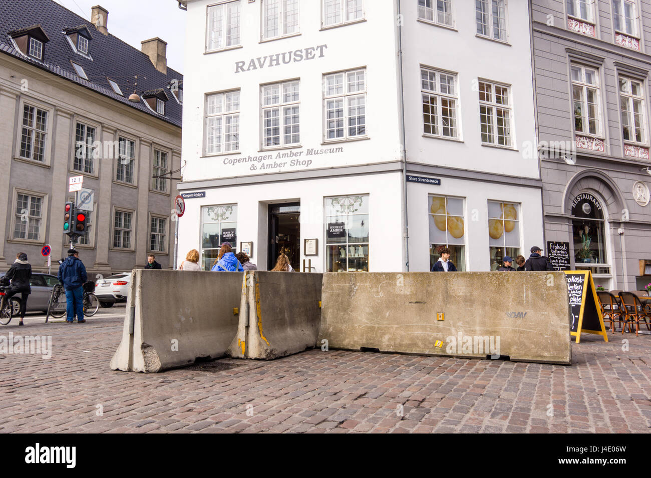 Kopenhagen, Dänemark. 11. Mai 2017. Konkrete Barrieren jetzt im Ort an der touristischen Straße Nyhavn Kopenhagen Credit: Stig Alenäs/Alamy Live News Stockfoto