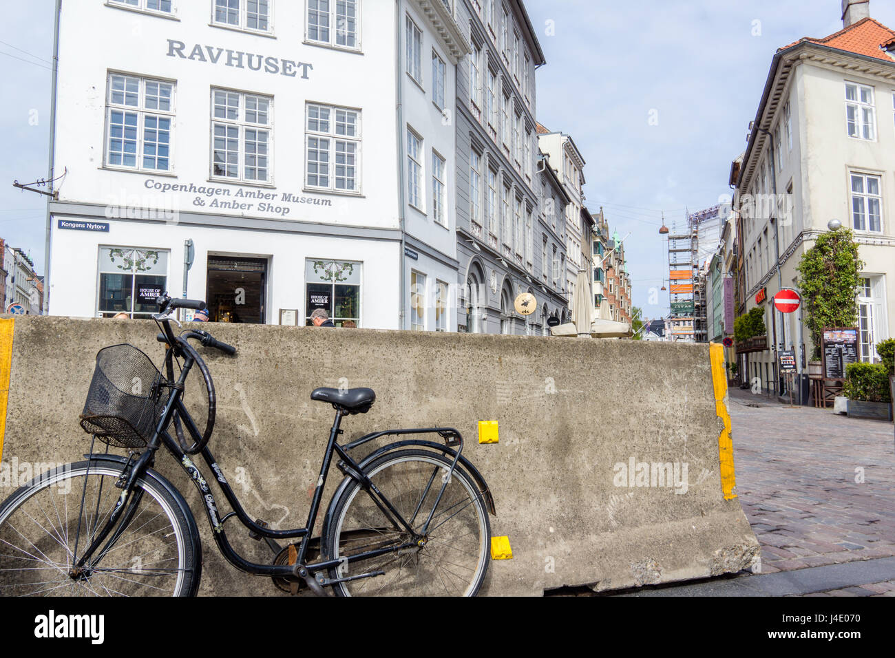 Kopenhagen, Dänemark. 11. Mai 2017. Betonblöcke jetzt im Ort an der Fußgängerzone Straße Nyhavn Kopenhagen Credit: Stig Alenäs/Alamy Live News Stockfoto