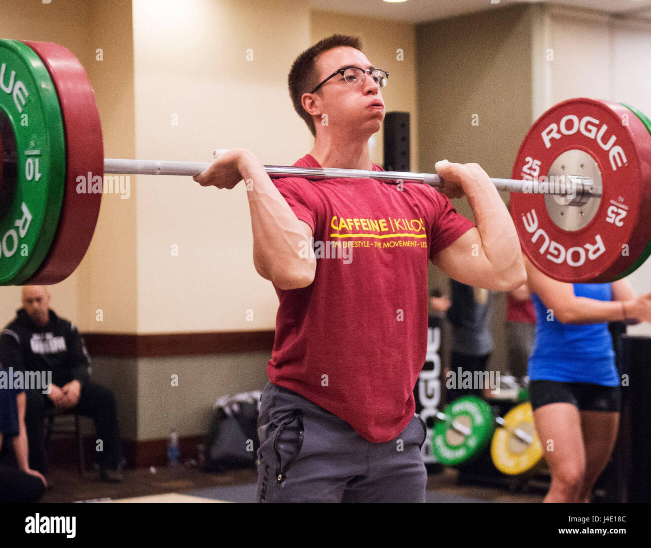 Lombard, Illinois, USA. 11. Mai 2017. Anthony Kovas bekommt eine weitere Training in vor im Wettbewerb in den USA Weightlifting Nationals in Lombard, Illinois, USA. Brent Clark/Alamy Live-Nachrichten Stockfoto