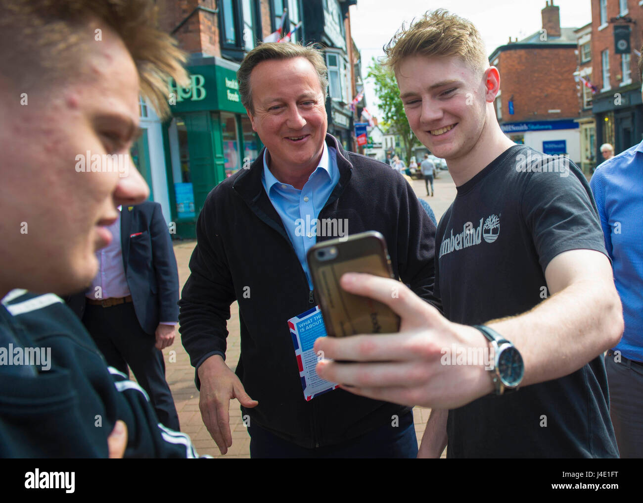 Nantwich, UK. 11. Mai 2017. Ehemalige britische Premierminister David Cameron (C) hält für das Selfie mit einem jungen Mann bei der Werbetätigkeit für konservative Partei in Nantwich, Großbritannien am 11. Mai 2017. Bei seinem Besuch traf David Cameron mit lokalen Bürger Kampagne für Stimmen vor den allgemeinen Wahlen am 8. Juni werden. Bildnachweis: Xinhua/Alamy Live-Nachrichten Stockfoto