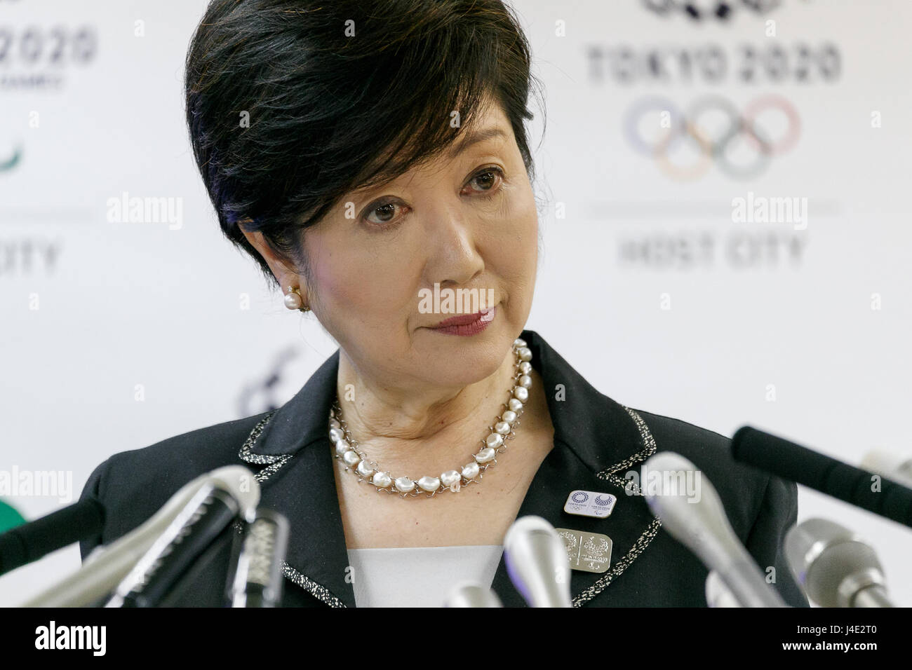 Tokio, Japan. 12. Mai 2017. Tokyo Gouverneur Yuriko Koike besucht ihre regelmäßige Pressekonferenz an der Tokyo Metropolitan Government, aufbauend auf 12. Mai 2017, Tokio, Japan. Koike eingeführt einen neuen Leitfaden für ausländische Mitbürger in Tokio, enthält Informationen über die wesentlichen Merkmale der Stadt, wie öffentliche Verkehrsmittel, japanische Sitten und Jobsuche. Es ist in Englisch und Japanisch verfügbar. Bildnachweis: Rodrigo Reyes Marin/AFLO/Alamy Live-Nachrichten Stockfoto