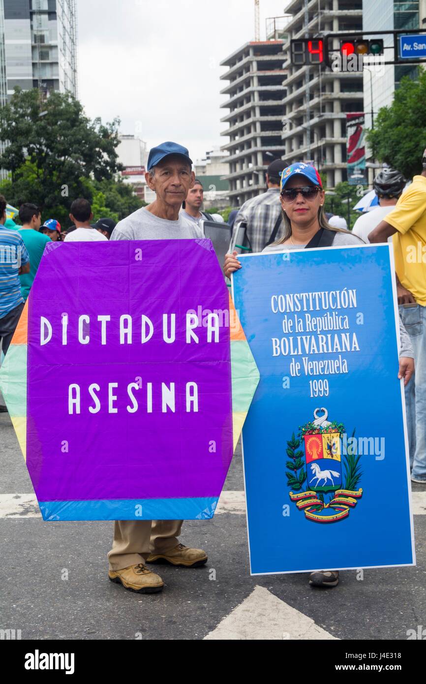 Rafael Araujo, der Kite Mann mit einer jungen Frau, die trägt einen Schild mit dem Namen der Verfassung Venezuelas 1999 unter dem Motto "Unser Schild ist die Verfassung" oder auch genannt den "Marsch der Schilde", Demonstranten begann sich in den verschiedenen Teilen der Stadt, Supreme Court of Justice (TSJ) zu erreichen. Caracas, 10. Mai 2017 Stockfoto