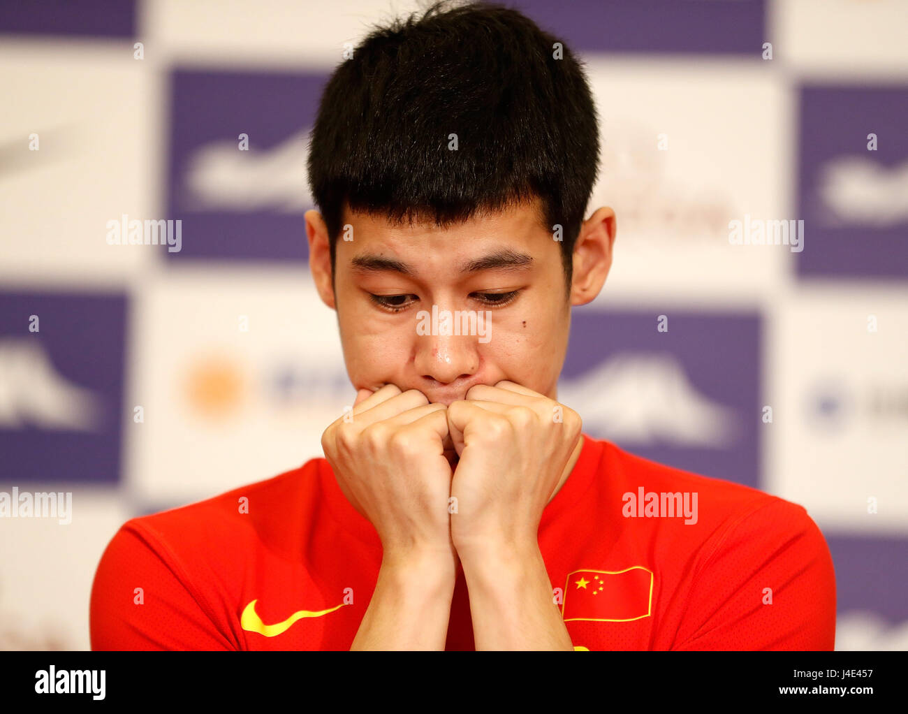 Shanghai, China. 12. Mai 2017. Chinas Männer Weitsprung Athlet Gao Xinglong reagiert während der Pressekonferenz für 2017 IAAF Diamond League in Shanghai, Ost-China, 12. Mai 2017. Bildnachweis: Wang Lili/Xinhua/Alamy Live-Nachrichten Stockfoto