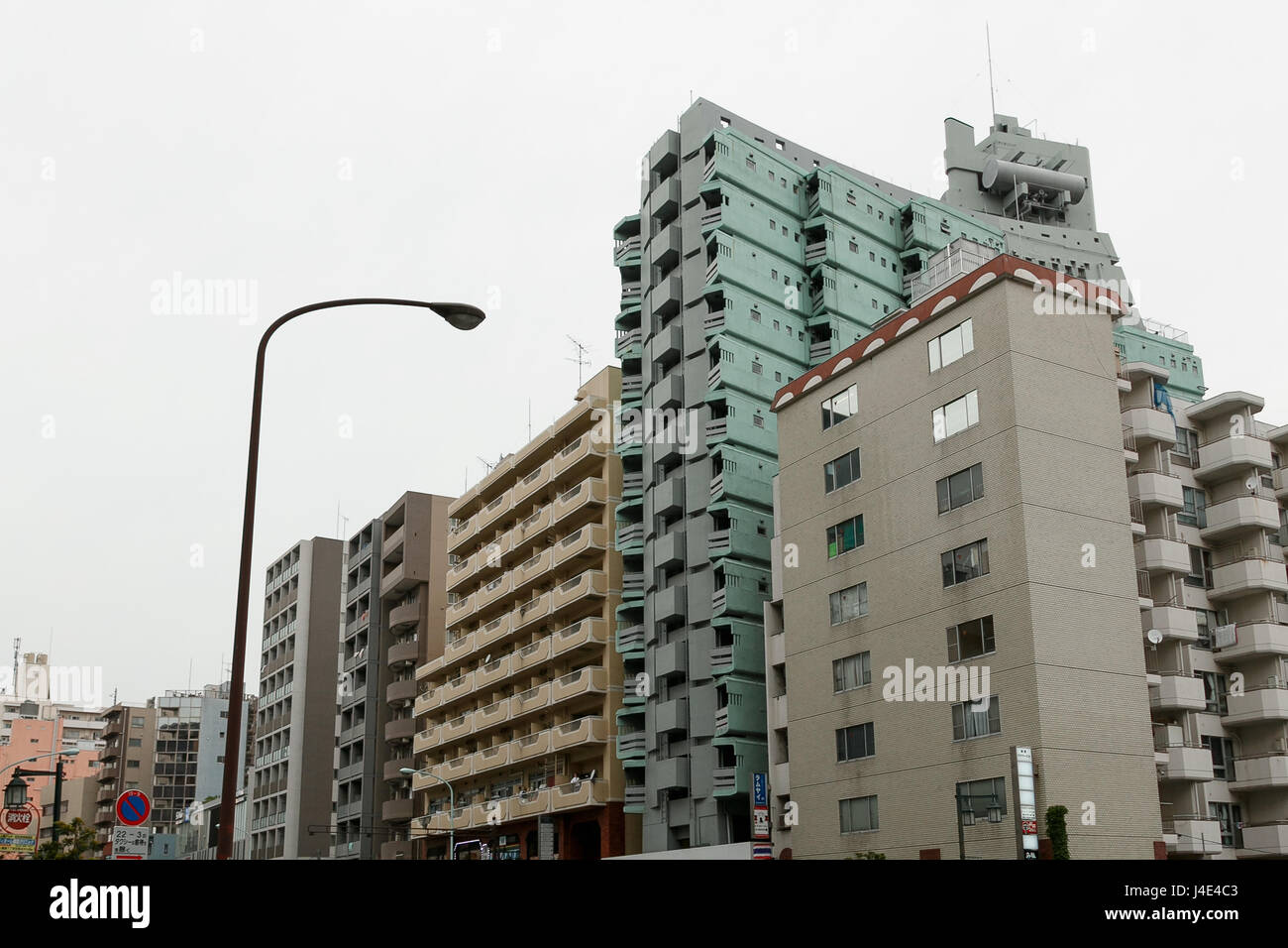 Tokio, Japan. 12. Mai 2017. Eine Gesamtansicht von Gunkan Higashi-Shinjuku, aufbauend auf 12. Mai 2017, Tokio, Japan. Das Ganzstahl-Gebäude entworfen von einem japanischen Architekten Yoji Watanabe Funktionen einen Fußboden ähnlich Schlachtschiff. Auch bekannt als wurde 1972 in Tokio Shinjuku Bezirk neue Sky Gebäude Nr. 3, das Gebäude erbaut. Es wurde im Jahr 2010 renoviert und ist mit Büros und Geschäften besetzt. Bildnachweis: Rodrigo Reyes Marin/AFLO/Alamy Live-Nachrichten Stockfoto