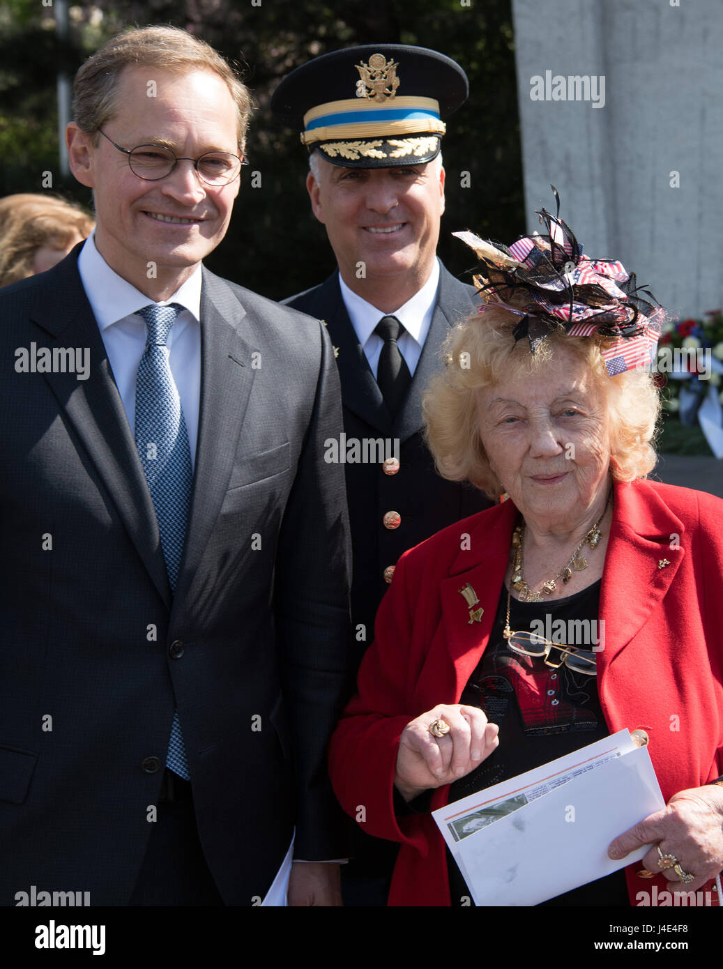 Berlin, Deutschland. 12. Mai 2017. Berlins Regierender Bürgermeister Michael Müller (L) steht neben Traute Gier und Terry Anderson (M) senior Verteidigung Offizier in Berlin während einer Gedenkveranstaltung für die 68. Jahrestag des Endes der Berlin-Blockade am Platz der Luftbruecke in Berlin, Deutschland, 12. Mai 2017. Die Frau wurde berühmt im Jahr 1949 wenn sie Schokolade aus den Flugzeugen geworfenen gefangen. Foto: Soeren Stache/Dpa/Alamy Live News Stockfoto