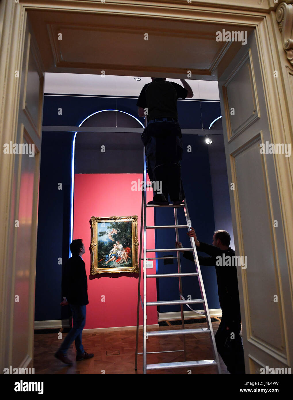Gotha, Deutschland. 12. Mai 2017. Das Gemälde "Jupiter und Kallisto" von Francois Boucher (1703-1770) kann man an das herzogliche Museum in Gotha, Deutschland, 12. Mai 2017. Die Ausstellung "Puschkin Museum Moskau als Gast - meistern Stücke von der französischen Kunst bietet eine Overvoew der Malerei aus dem frühen 17. Jahrhundert bis ins späte 18. Jahrhundert. Grafiken aus dem Rokoko und Klassizismus werden ebenfalls angezeigt. Die Ausstellung kann vom 14. Mai bis 13. August besichtigt werden. Foto: Martin Schutt/Dpa-Zentralbild/Dpa/Alamy Live News Stockfoto